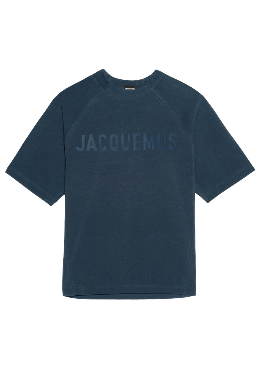 JACQUEMUS_LE_T_SHIRT_TYPO_DARK