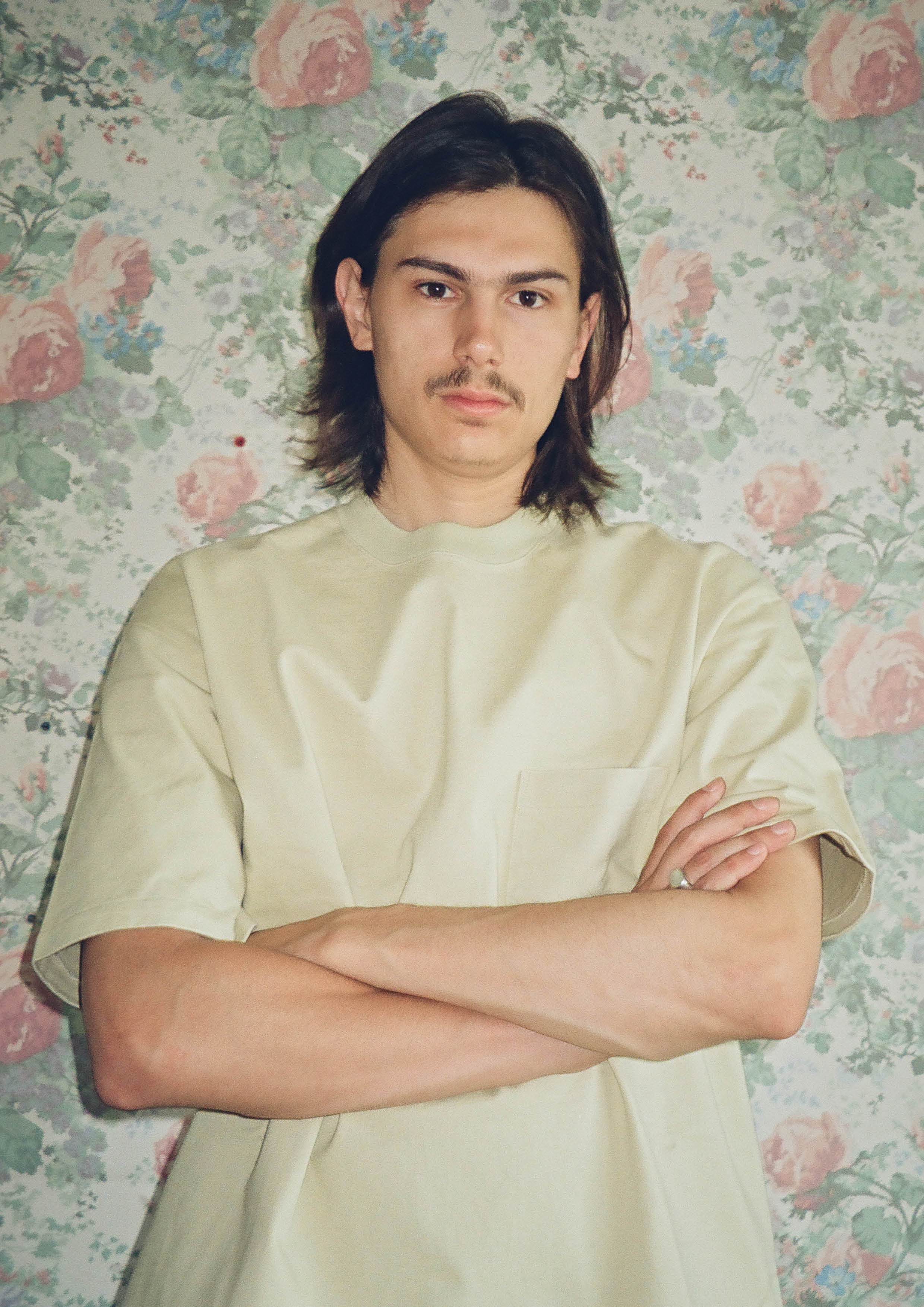 AURALEE - STAND-UP TEE LIGHT KHAKI