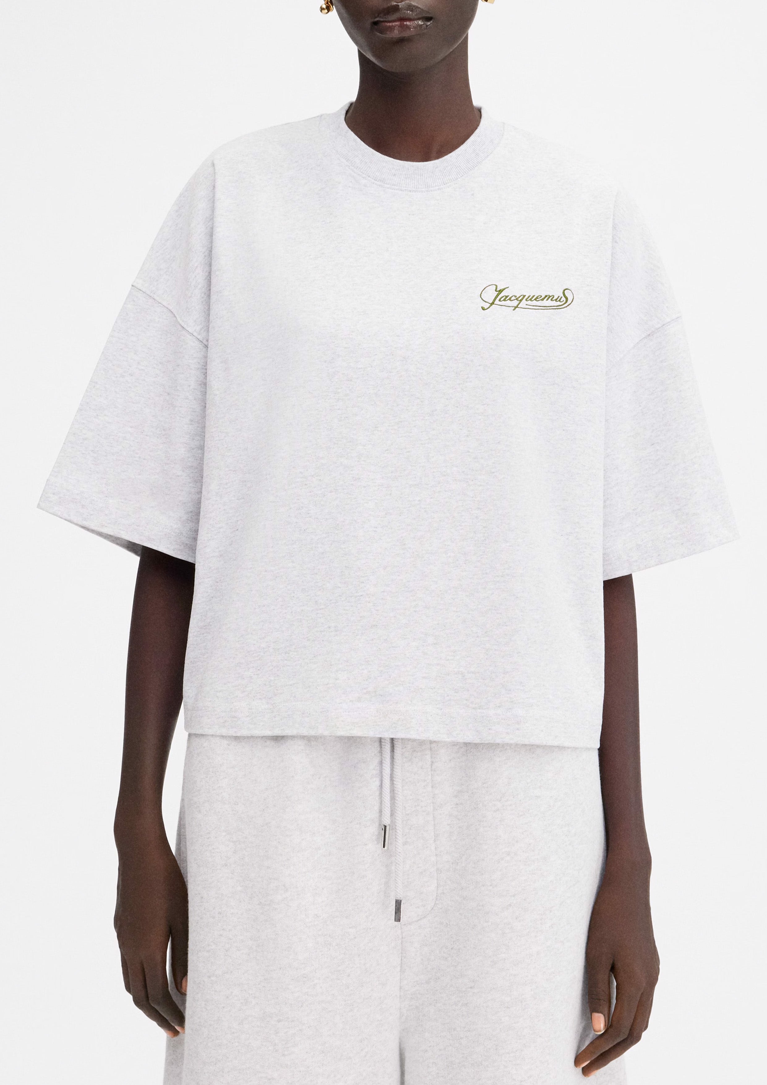 JACQUEMUS - LE T-SHIRT CORTO UNI CLUB GREY – SOLAR MTP JACQUEMUS - LE T-SHIRT CORTO UNI CLUB GREY – SOLAR MTP