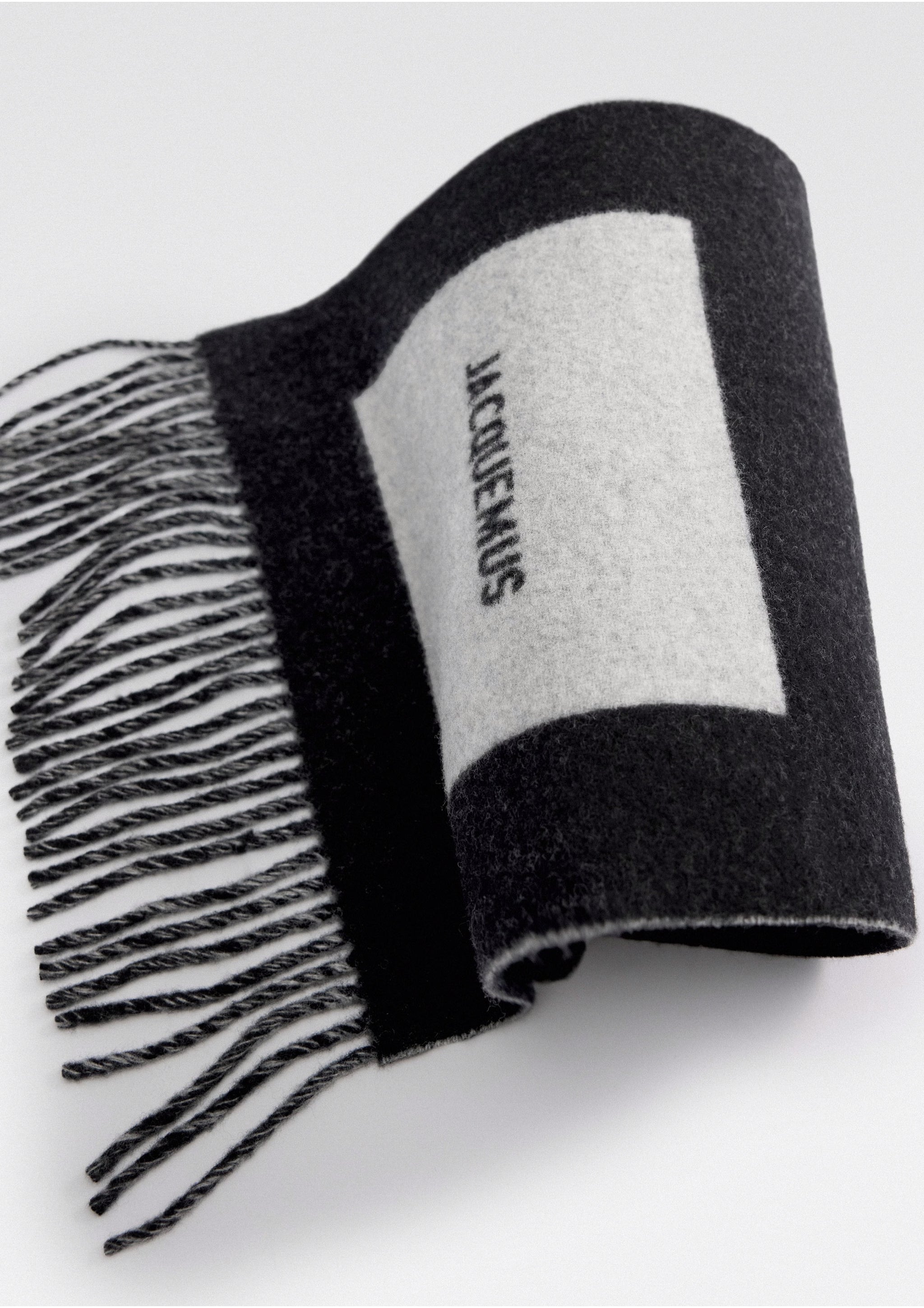 JACQUEMUS - L'ECHARPE ROND CARRE MULTI BLACK – SOLAR MTP