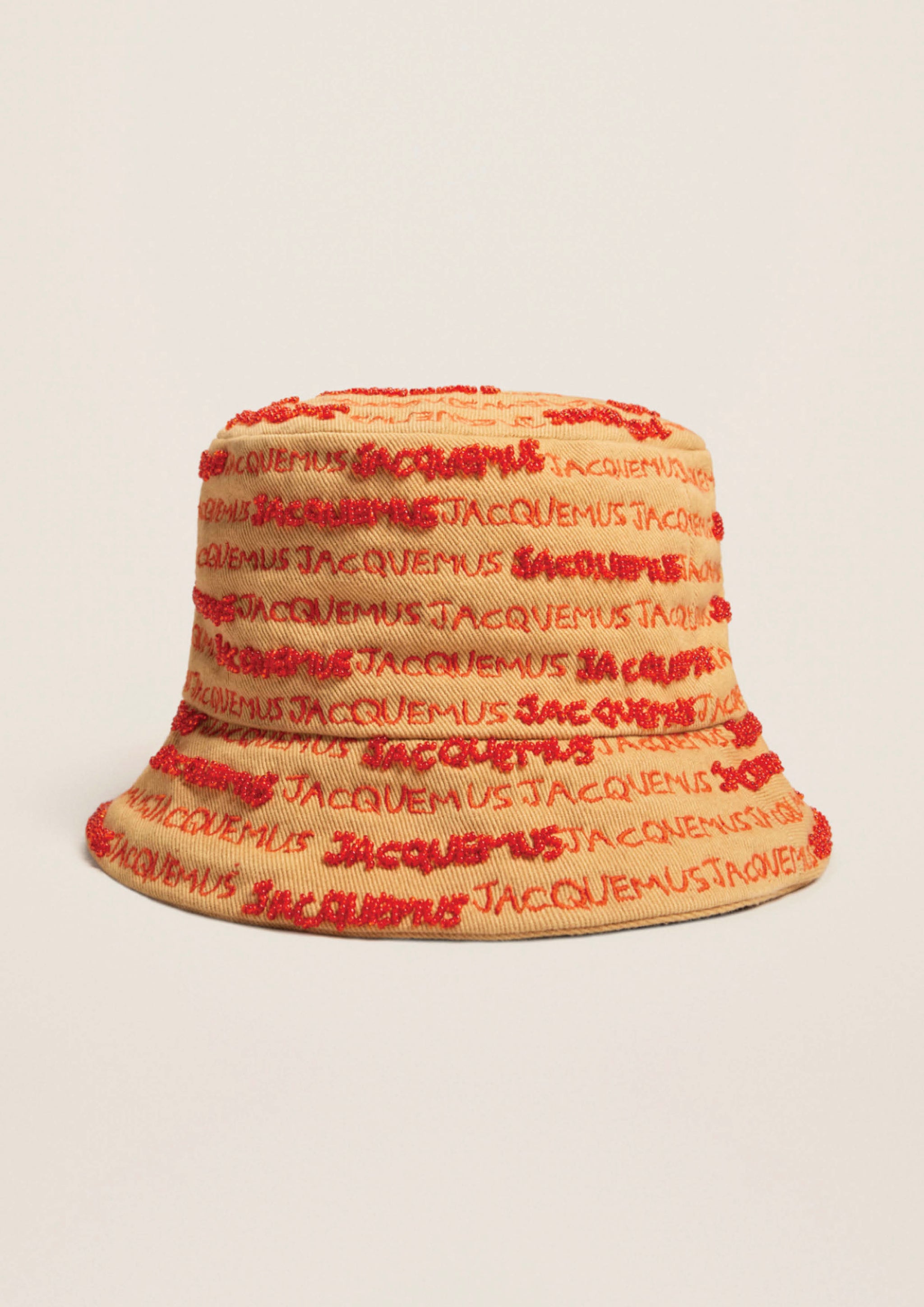 JACQUEMUS_LE_BOB_BORDADO_BEIGE